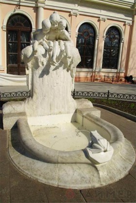 Скульптура-фонтан «Дети и лягушка»